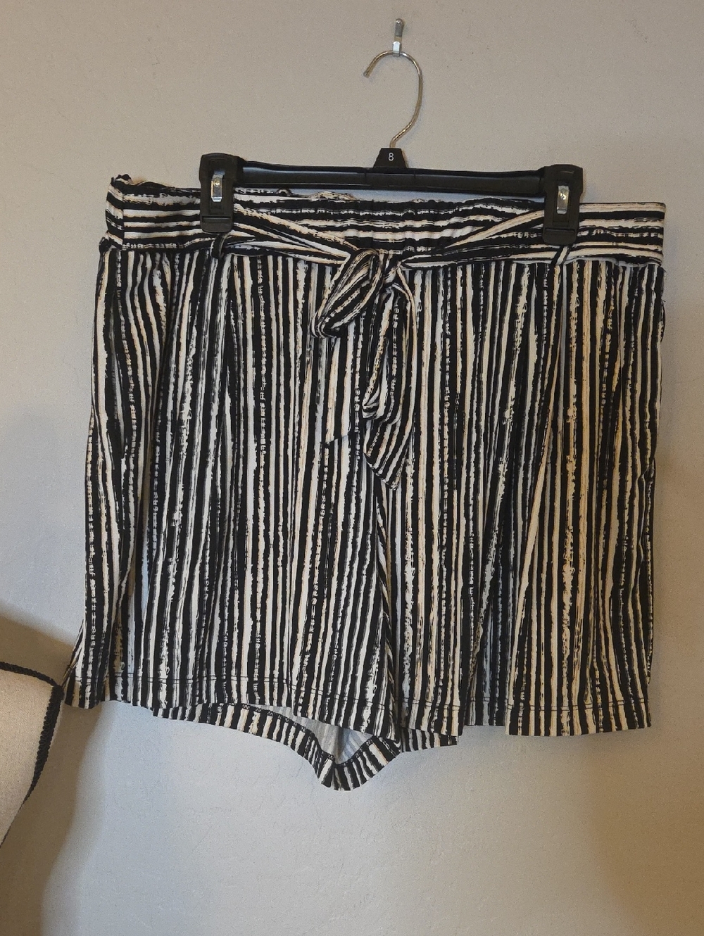 Robert Louis Women's Black and White Striped High-Rise Tie-Front Shorts Size 10